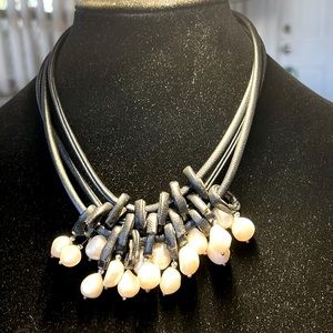 Beautiful necklace in leather and river pearls